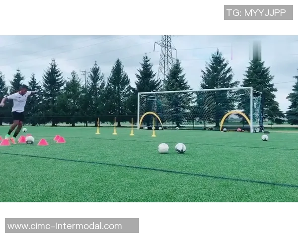 足球明星创意气球造型大挑战精彩视频展示球场魅力与艺术结合