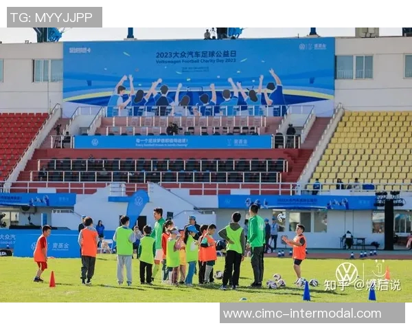 踢易拉罐的足球明星如何用创意与热情点燃年轻人的梦想与激情